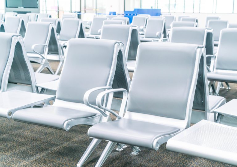 Las bancas metálicas de los aeropuertos no están diseñadas al azar. Sus divisiones, reposabrazos y superficies curvas responden a una estrategia de diseño conocida como arquitectura hostil, que busca regular el uso del espacio público. Imagen destacada del artitculo