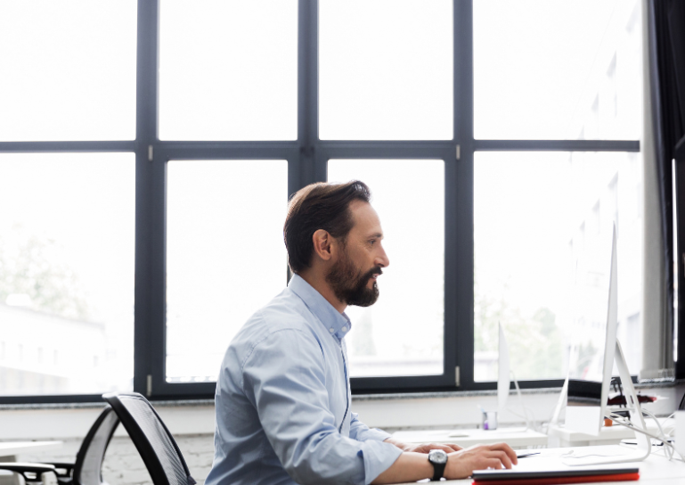 Mantener una postura correcta al trabajar en oficina es clave para prevenir dolores musculares, fatiga y problemas de espalda. Imagen destacada del artitculo