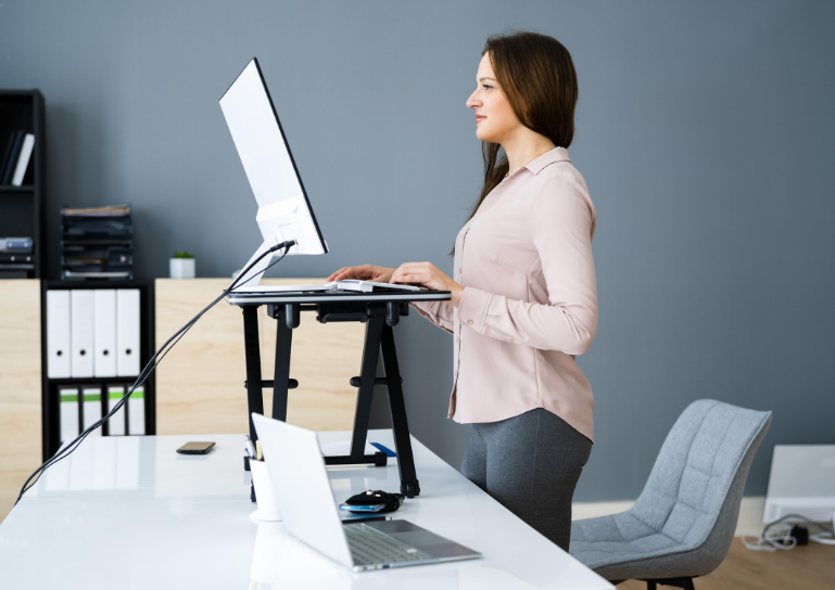 En esta guía aprenderás cómo prevenir lesiones en oficina mediante buenas prácticas de ergonomía, postura correcta, pausas activas y ajustes en tu estación de trabajo. Imagen destacada del artitculo